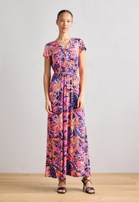 Robe maxi avec un motif floral coloré, manches courtes, taille élastique et tissu fluide. Présente des teintes vibrantes de rose, bleu et orange.