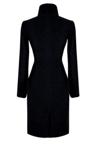 Czarny płaszcz z długimi rękawami, wysokim kołnierzem, dopasowaną talią i bocznymi kieszeniami. Gładka faktura, do kolan z rozcięciem z tyłu dla swobody ruchu.