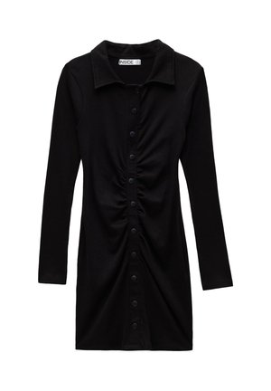 Vestido negro de mangas largas con frente abotonado y detalles fruncidos. Hecho de una tela de textura suave y cuello clásico.