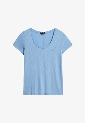 Jasnoniebieska, krótko rękawowa koszulka z okrągłym dekoltem, wykonana z miękkiego, heathered materiału. Zawiera małe logo na lewej piersi.