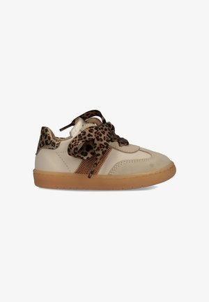 Beige sneaker met gumzool, veters in luipaardprint en hielbandje, metallic gouden accent en een gestructureerd zijpaneel.