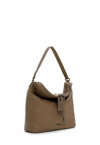 Borsa a spalla in pelle marrone con tracolla texturizzata e chiusura con zip. Presenta un'etichetta appesa con dettagli perforati e una forma liscia e elegante.
