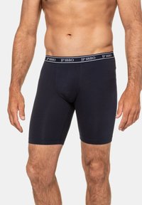 Boxer-briefs pour hommes en coton bleu marine avec une ceinture douce arborant le logo "JP 1880". Le design est ajusté et s'étend jusqu'à mi-cuisse.