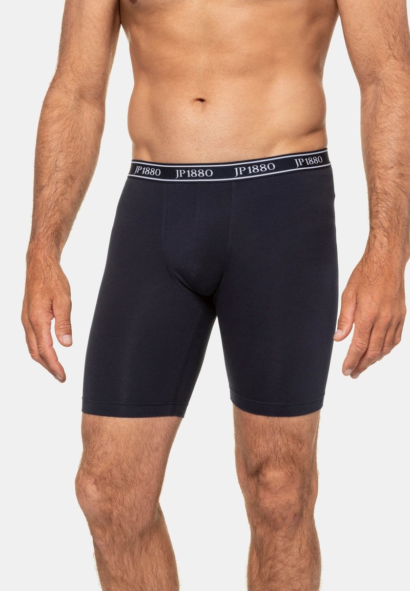 Boxer-briefs pour hommes en coton bleu marine avec une ceinture douce arborant le logo "JP 1880". Le design est ajusté et s'étend jusqu'à mi-cuisse.