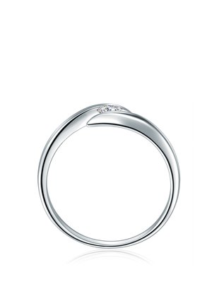 Silberner, gebogener Ring mit einem kleinen eingebetteten Diamanten an den überlappenden Enden, dargestellt auf weißem Hintergrund.