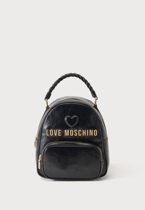 Czarny skórzany plecak Love Moschino z plecioną rączką, przednią kieszenią, złotymi zamkami i detalem serca nad logo.