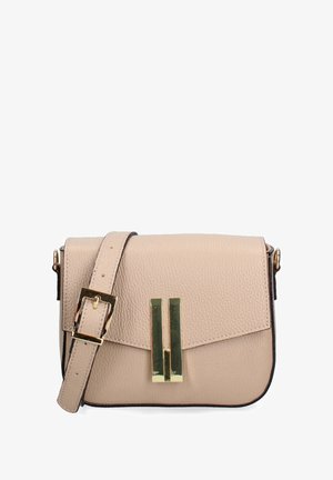 Sac bandoulière en cuir beige avec une finition texturée, fermeture en métal doré et sangle réglable. Forme rectangulaire avec des lignes épurées.