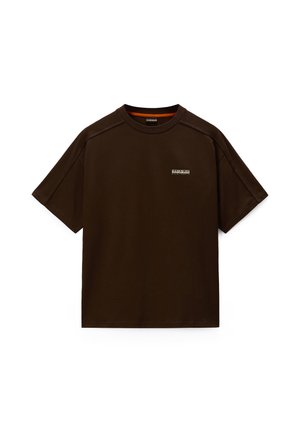 Mørkebrun T-shirt med korte ærmer, et lille logo på venstre bryst og rund halsudskæring mod en hvid baggrund.