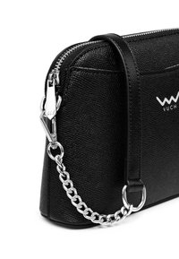 Černá texturovaná kabelka se zipovým uzávěrem, vybavená stříbrným řetízkem a logem VUCH. Kompaktní obdélníkový tvar, pevná konstrukce.