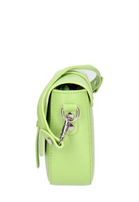 Borsa a tracolla verde in pelle compatta con una forma strutturata, cinturino laterale e dettagli metallici argentati. Finitura testurizzata, chiusura con zip sulla parte superiore.