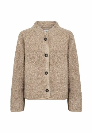 Béžová bunda z sherpa flísu s dlhými rukávmi, okrúhlym výstrihom a štyrmi čiernymi gombíkmi na prednej strane.