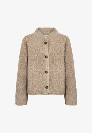 Bež sherpa flis jakna s dugim rukavima, okruglim izrezom i četiri crna gumba na prednjem dijelu.