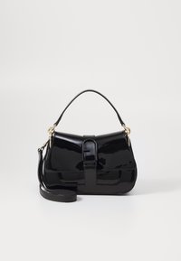 Sac à main en cuir verni noir aux formes structurées. Doté d'une anse supérieure, de quincaillerie dorée et d'une fermeture à verrou à l'avant. Bandoulière ajustable incluse.