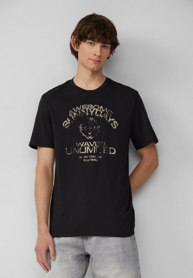 Zwarte katoenen t-shirt met korte mouwen en een ronde hals, met een verouderde lichtgekleurde grafische print aan de voorkant.