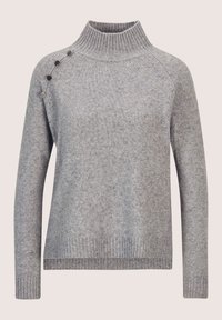 Hellgrauer Strick-Turtleneck-Pullover mit langen Ärmeln und vier metallischen Knöpfen entlang der linken Schulternaht.