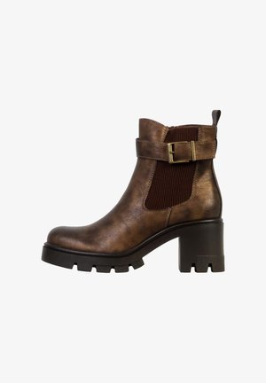 Bottine marron à panneaux latéraux élastiques, accent de boucle, cuir synthétique texturé, et talon épais à crampons.