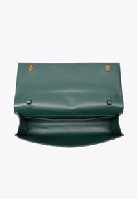 Skórzana torebka w ciemnozielonym kolorze, z gładką powierzchnią, zapięciem na magnes oraz wytłoczonym logo marki w środku.