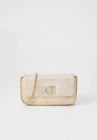 Metalische beige Handtasche mit goldenem Kettenriemen, rechteckiger Form, glatter Textur und einem vorderen Verschluss mit Logodetail.