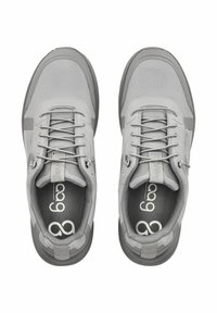 Graue Laufschuhe mit einem Obermaterial aus Mesh, strukturierten Details und Schnürsenkeln. Die Laufsohlen verfügen über ein einheitliches graues Design mit Logo auf den Innensohlen.