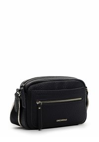 Černá kožená crossbody taška s texturovaným povrchem, dvěma zipovými přihrádkami, přední kapsou a akcenty v zlaté barvě.