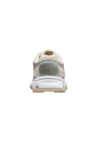 Zapatilla deportiva de color neutro con una parte trasera metálica plateada, parte superior texturizada, entresuela blanca y suela beige. Logo en el costado.