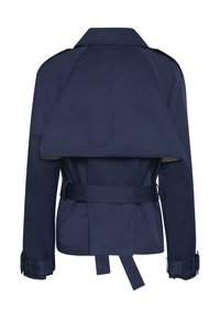 Tengerészkék trench coat rövidített hátrésszel, övvel ellátott derékkal és gombos mandzsettával. Simább textúrájú, klasszikus gallérral és strukturált dizájnnal.