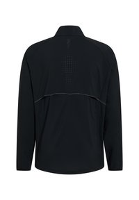 Veste de sport noire à manches longues avec des trous de ventilation sur le haut du dos et un logo réfléchissant au-dessus, vue de derrière.