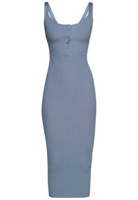 Ribbad midiklänning i ljusblått, med axelremmar, knapplist och en figurnära silhuett. Det elastiska materialet ger textur.
