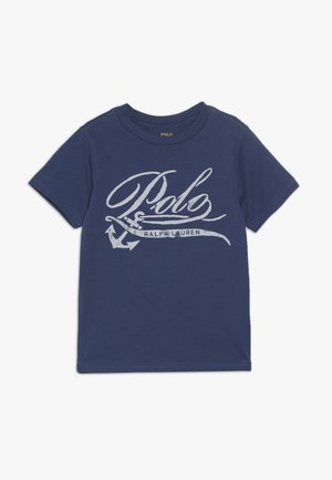 Marineblauwe katoenen t-shirt met een wit logo-ontwerp met ankerdetail en scripttekst. Korte mouwen en standaard ronde hals.