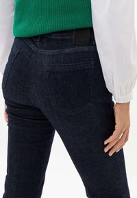 BRAX Vaqueros bootcut - dark-blue denim