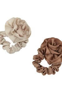 Deux chouchous en tissu, l'un beige et l'autre marron, chacun orné d'une grande fleur fabriquée en matière douce plissée.