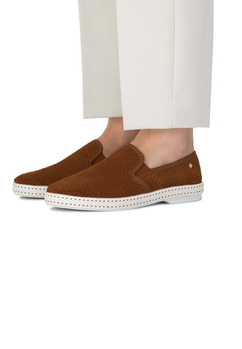 Bordeaux perforated instapschoenen met een witte zool, voorzien van een gestructureerd randontwerp en een subtiele logo-accent aan de zijkant.