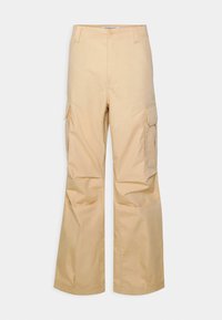 Beiga cargobyxor i slitstarkt tyg, med vida ben, sidofickor och en platt frontdesign. Mjuk textur med rena sömnadsdetaljer.