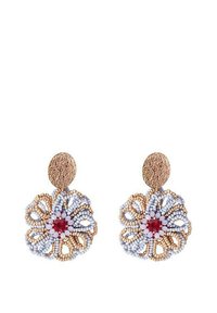 Pendientes florales de cuentas con respaldo en tono dorado, cuentas azules claras y una piedra roja central. Diseño intrincado con patrones en espiral.