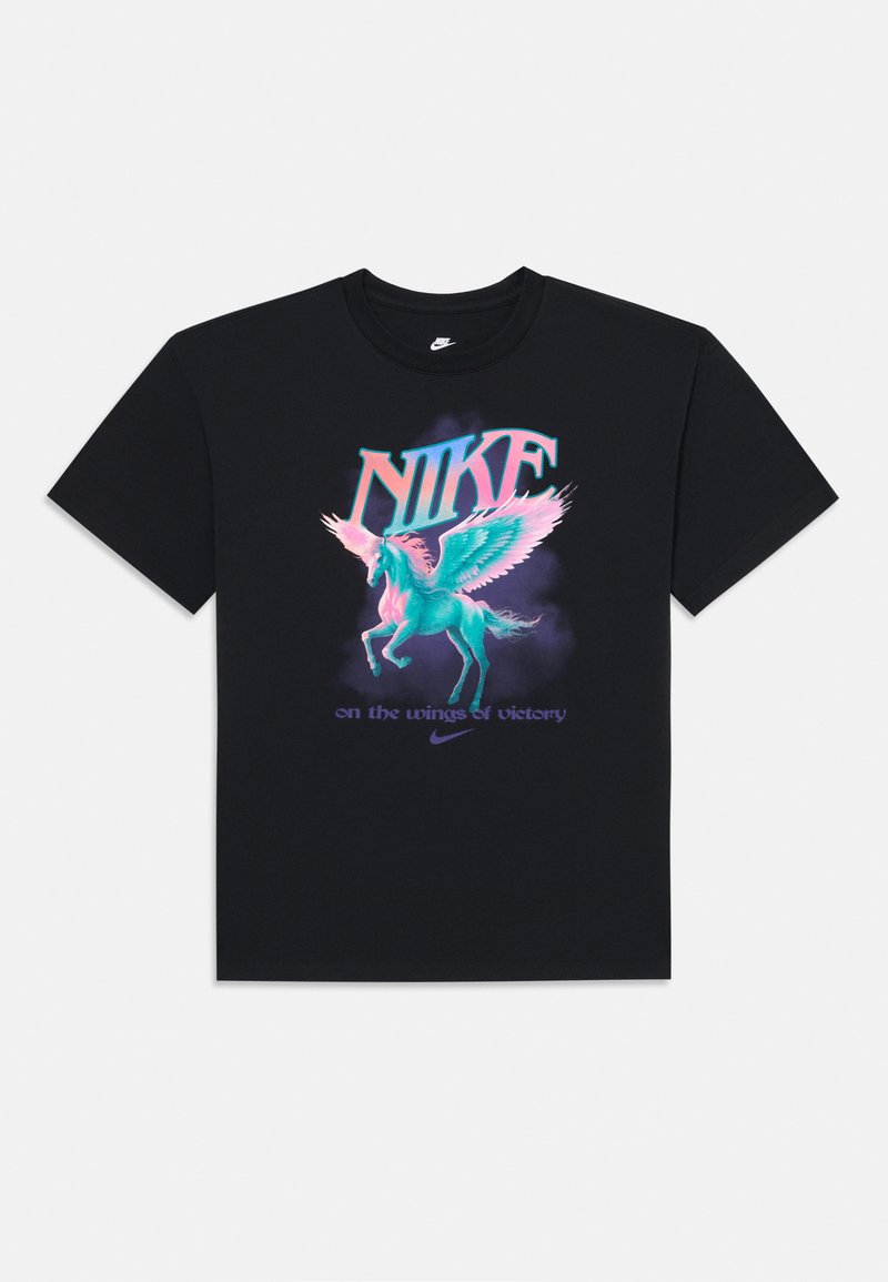 Juodas medvilninis marškinėliai su spalvinga piešiniu, vaizduojančiu sparnuotą arklį, tekstu "NIKE" ryškiomis raidėmis viršuje ir "ant pergalės sparnų" apačioje.