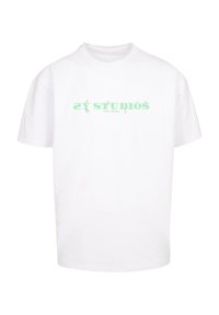 Hvid bomulds t-shirt med korte ærmer. Har grøn tekst med påskriften "2Y STUDIOS EST MMX." Standard crew neck design.