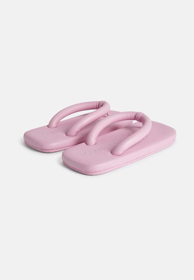 Lyserøde klipklappere med tykke, polstrede stropper og såler; glat overflade; afrundet tå og hæl; minimalistisk design; ingen mønstre.