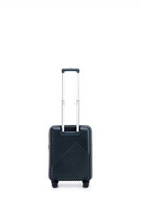 Valigia rigida con un motivo a righe diagonali, di colore nero, dotata di due ruote lisce, manico in alluminio retrattile, forma rettangolare compatta.