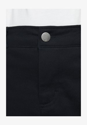 Pantaloni din denim negru cu o textură netedă, prezentând un nasture metalic argintiu și un detaliu de buzunar mic în față.