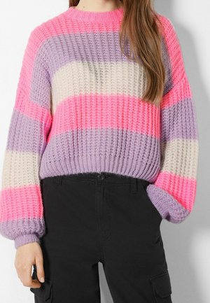 Fetter Strickpullover mit horizontalen Streifen in Pink, Lavendel und Creme. Das Design hat einen runden Halsausschnitt und Ballonärmel.
