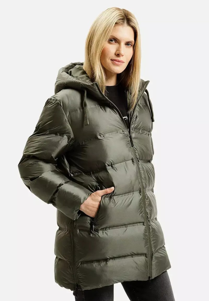 Kurtka puchowa w oliwkowym kolorze, z kapturem, zapinana na zamek z przodu oraz z kieszeniami na zamek. Materiał ma błyszczącą powierzchnię z pikowanym wzorem i miękką teksturą.