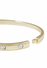 Guldtonad banglearmband med två klara kristaller, slät yta, öppen design med en liten öppning för enkel användning.