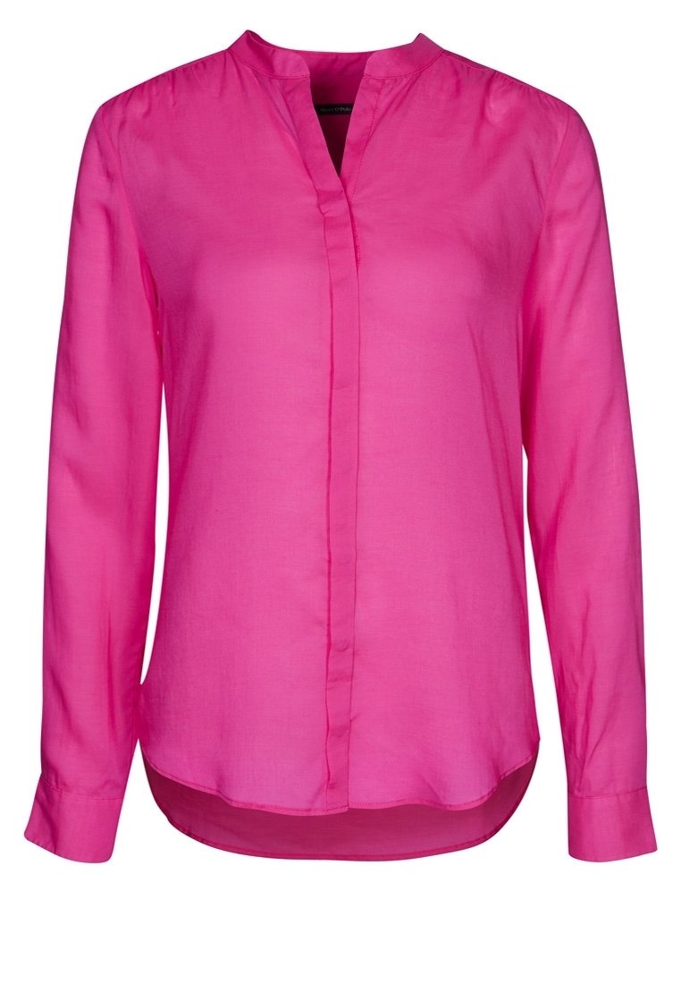 Blusa a maniche lunghe con colletto di un vivace rosa, realizzata in tessuto leggero con una parte anteriore con bottoni e un orlo posteriore più lungo. Texture morbida.
