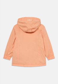 Veste légère de couleur pêche avec capuche, poignets élastiques et taille cintrée. Présente un logo à l'arrière, une texture lisse et un design simple.