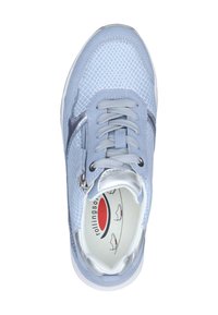 Lichtblauwe sneaker met een gestructureerde bovenkant, zilveren accenten en vetersluiting. Voorzien van een rits aan de zijkant en een gemusterd binnenzool.