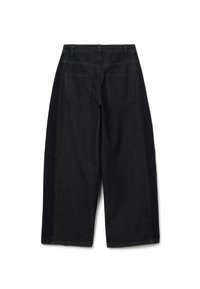 Culotes de denim negro con paneles laterales en negro contrastante, diseño de cinco bolsillos y corte recto; detalles de costura mínimos.