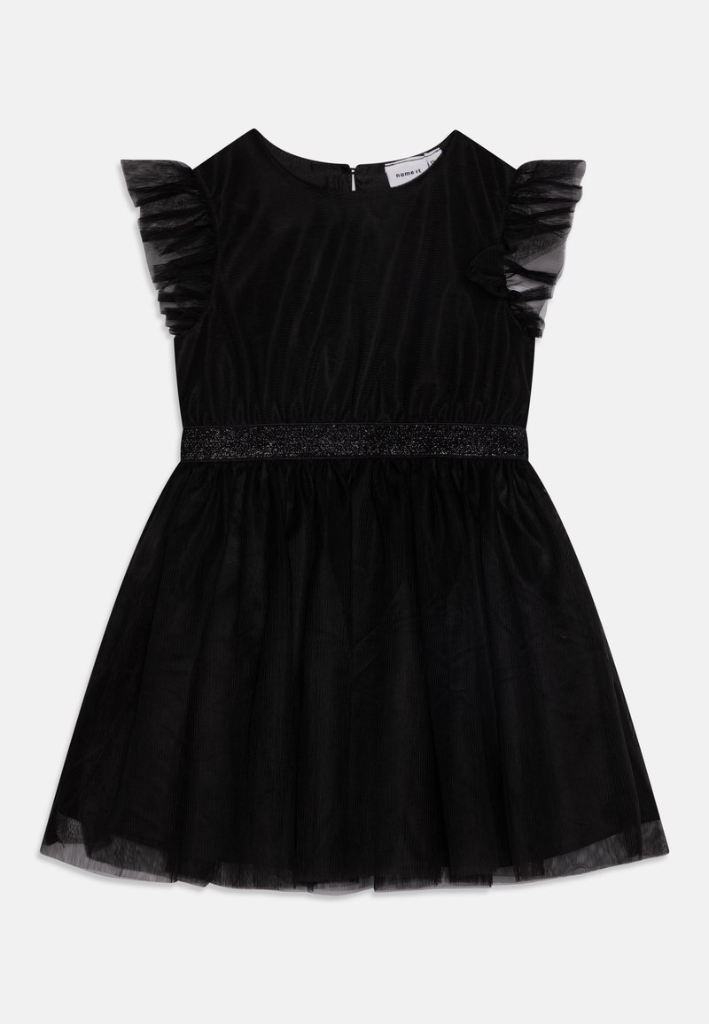 Robe courte noire avec manches en tulle volantées et ceinture scintillante, avec un col rond et une jupe évasée.