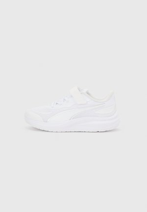 Witte sportieve sneaker met klittenbandsluiting, veters aan de voorkant, gestructureerde zool en ademend mesh bovenwerk.