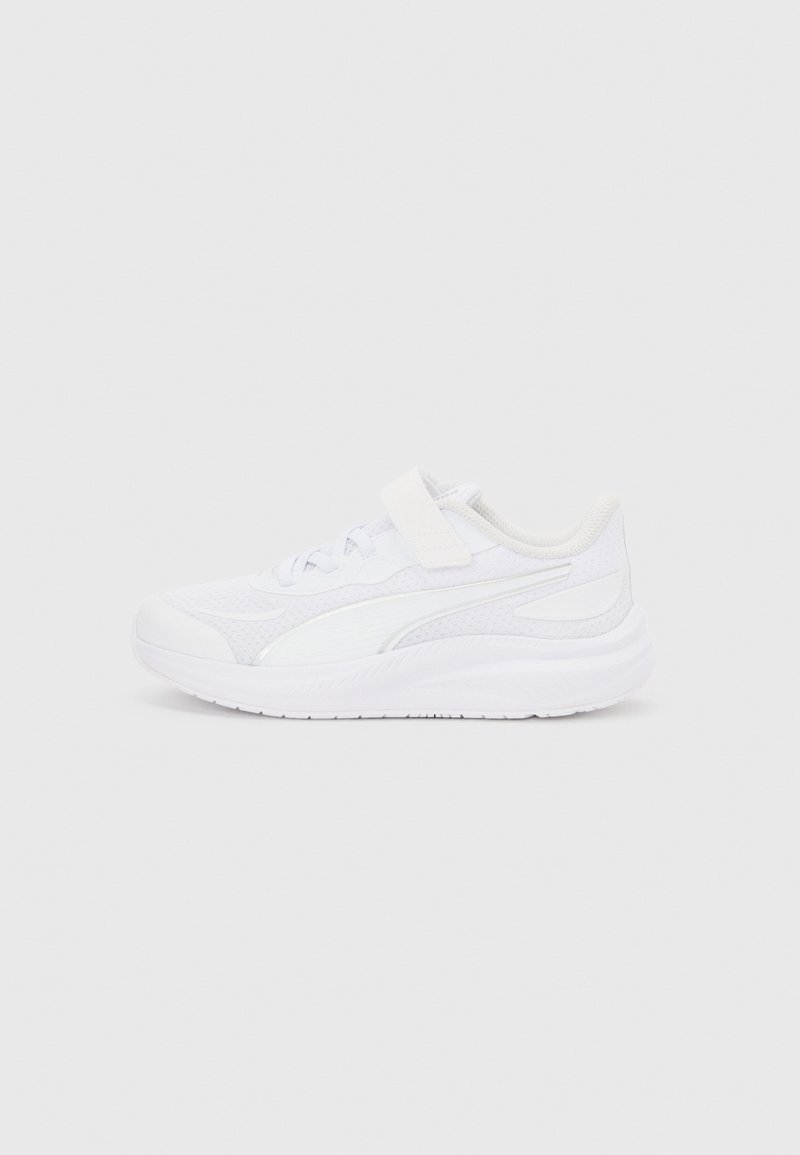 Λευκό αθλητικό παπούτσι με λουράκι hook-and-loop, κλείσιμο με κορδόνια, υφή στη σόλα και επάνω τμήμα από διαπνέον διχτυωτό υλικό.