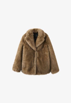 Cappotto in finta pelliccia marrone con un ampio colletto, maniche lunghe e una linea dritta con una finitura morbida e testurizzata. Senza hardware o chiusure visibili.